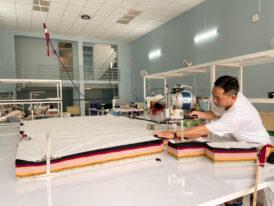 Cắt Vải Gia Công Bằng Bàn Cắt Chuyên Dụng